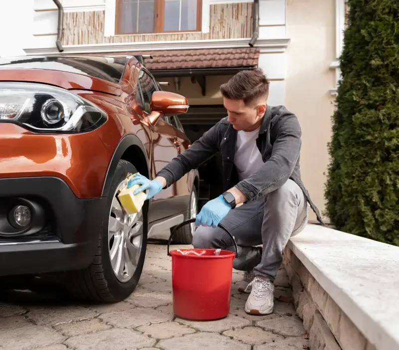 Lavage auto à domicile Méry-sur-Oise : professionnel intervenant sur un véhicule